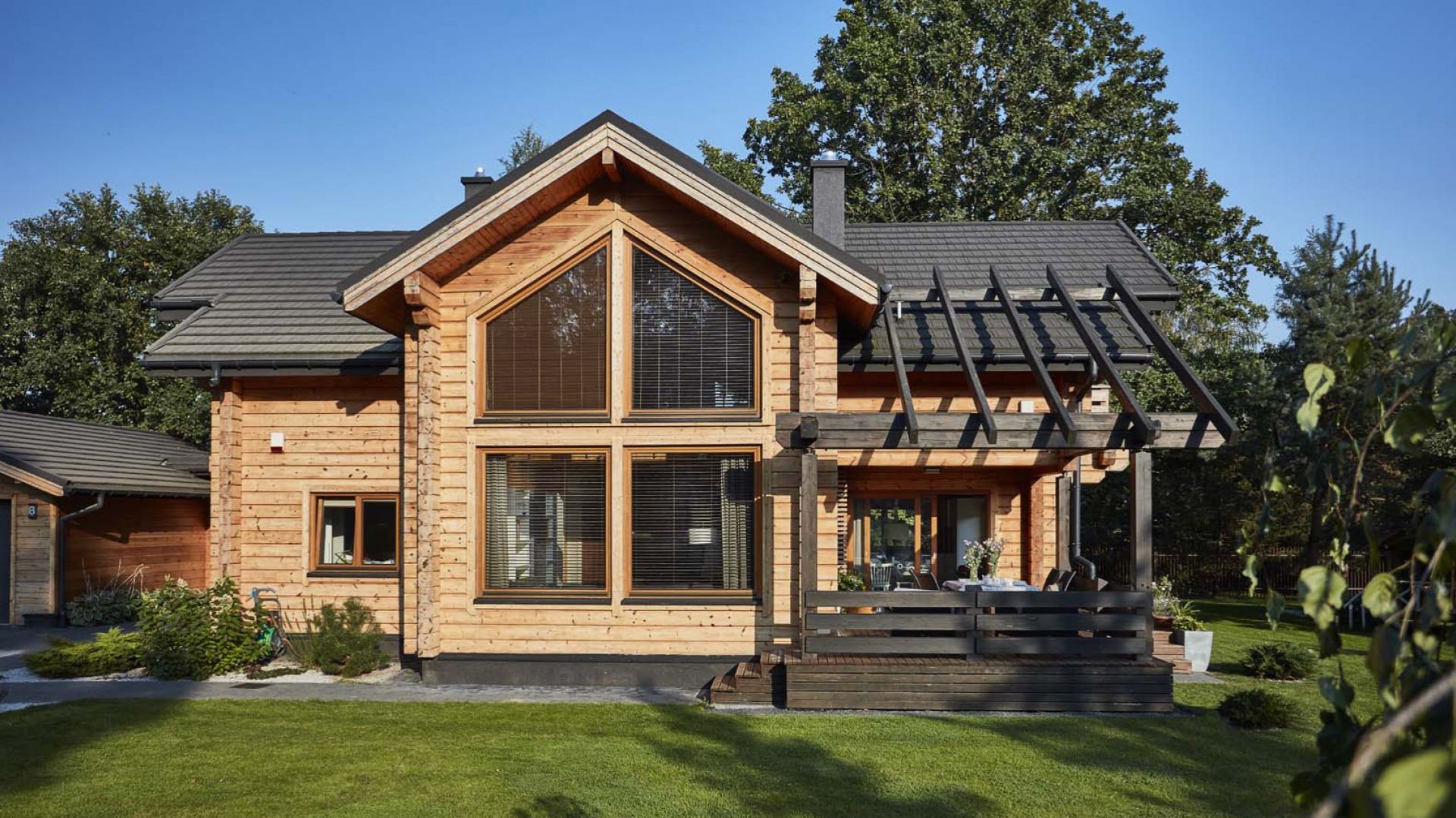 Naturalne drewno w architekturze i wyposażeniu wnętrz – klasyka w nowoczesnym wydaniu